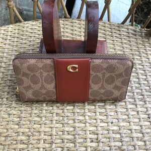 Coach Wallet Essential Signature Canvas Slim Accordion Zip-Brown Coach logo